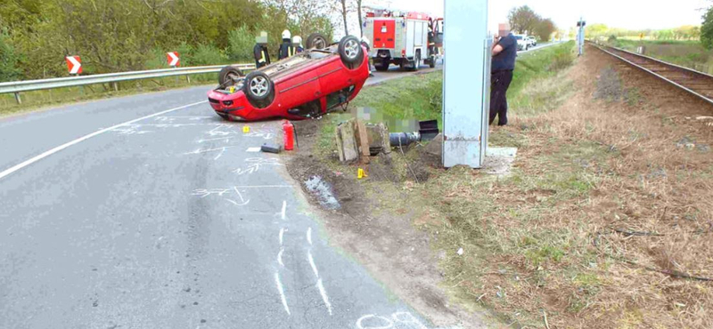 Pedálok közé szorult egy sofőr papucsa, felborultak az autóval a vasúti átjáróban