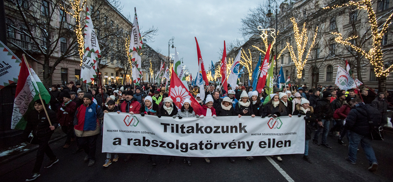 Financial Times: a tüntetések rámutatnak a magyar gazdasági modell gyengepontjára