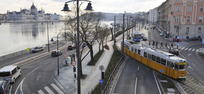 Teherautóval ütközött a 19-es villamos a Margit hídnál, egy utas megsérült