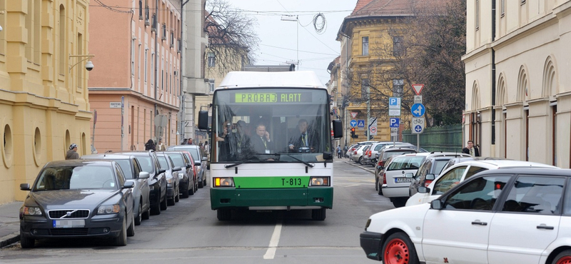 Sötét kijelző, pontatlan infók: még van panasz a „szegedi Futárra”