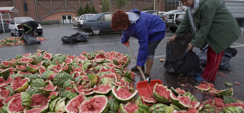 Megszorítás nincs, csak kevesebb a fizetés: tüntetés lesz