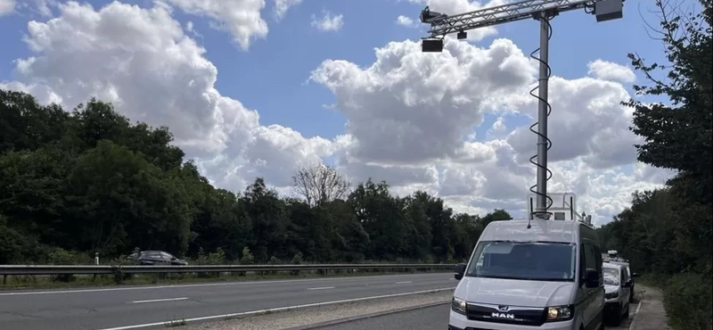 Mesterséges intelligenciát szereltek a rendőrségi furgonba, azonnal kiszúrja a szabálytalankodó sofőröket