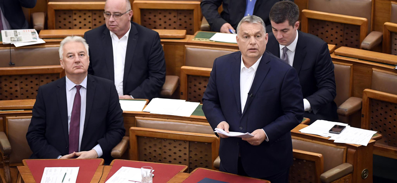 Orbán kétfrontos háborúja: politikai színjáték és koronavírus