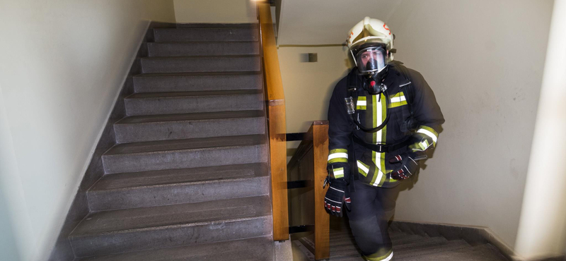 Nézegessen lépcsőfutó versenyen induló tűzoltót