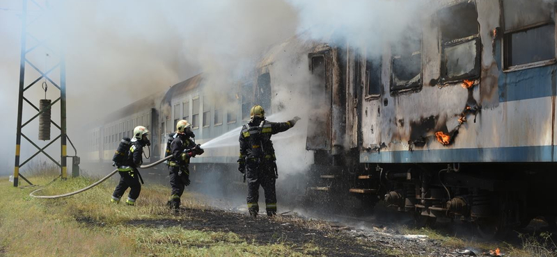 Fotók jöttek a Debrecenben szénné égett vonatról