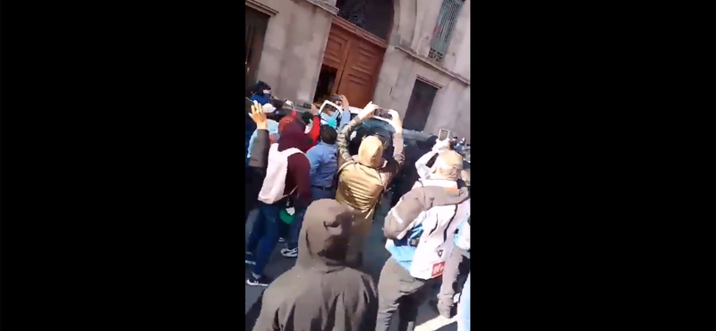 Kisteherautóval törték be a mexikói elnöki palota kapuját tüntetők -videó