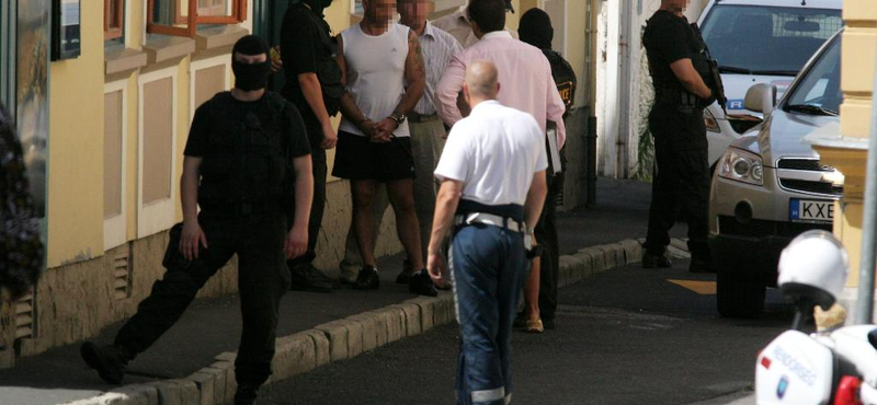 "Cozma a levegőbe csapott, majd elterült"