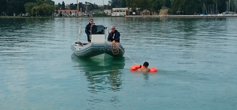 Kimentettek a rendőrök egy embert a Balatonból, pedig nem is akarta, hogy kimentsék