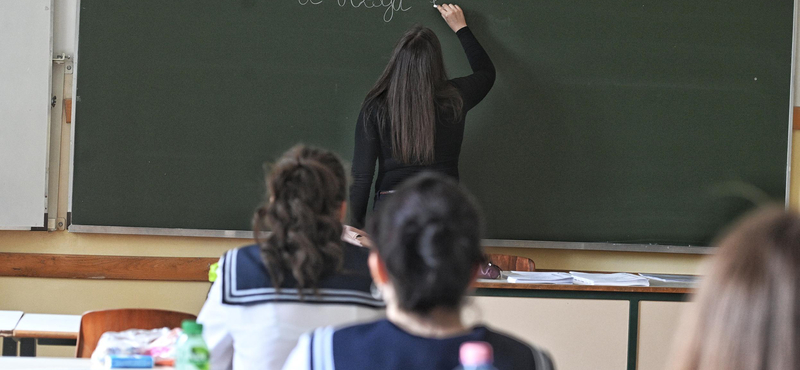 Kést vitt az iskolába, hogy "megszurkálja" a tanárát, felfüggesztettet kapott