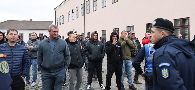 Nyolc embert azonosított Magyar Péter nagyváradi ellentüntetői között Viastein-dolgozóként a 444