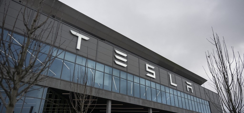 A közel-keleti eszkaláció miatt két hétre leállította a gyártást a Tesla német gigagyára