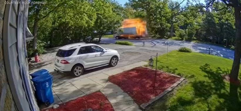 Darabokra tépte a robbanás a költöztetőautót, amikor felrobbant benne egy gázpalack – videó