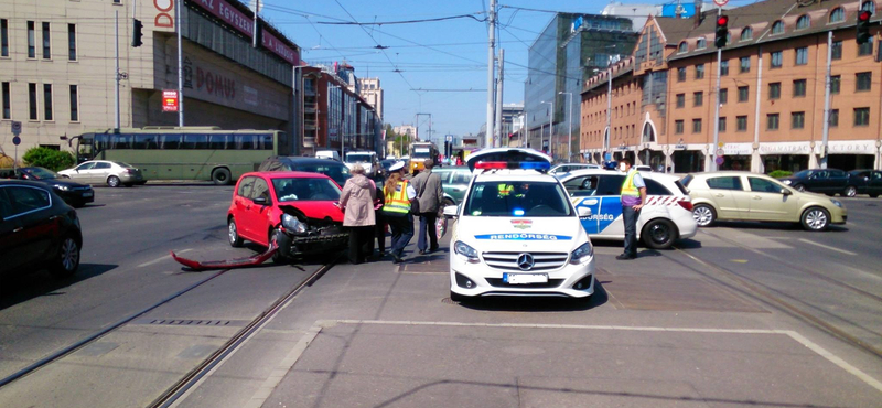 Fotó: baleset okozott óriásdugót az 1-es villamos vonalán