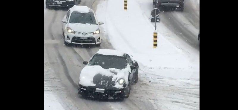 Videó: Akaratán kívül "alázta meg" a Toyota Yaris a Porsche 911-et