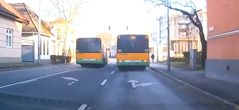 Úgy húzott át a Volánbusz a piroson, hogy rossz nézni – videó