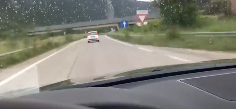 200 km/h-val repesztett a BMW, de nem érte utol a Fiat Pandát – videó