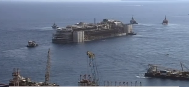 És mégis mozog a Costa Concordia – nézze élőben!