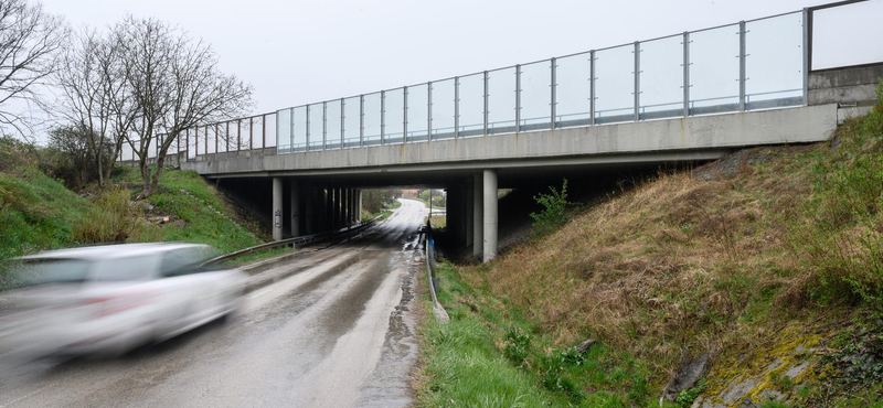 Üvegből készült zajvédő falat próbálnak ki az M7-esen