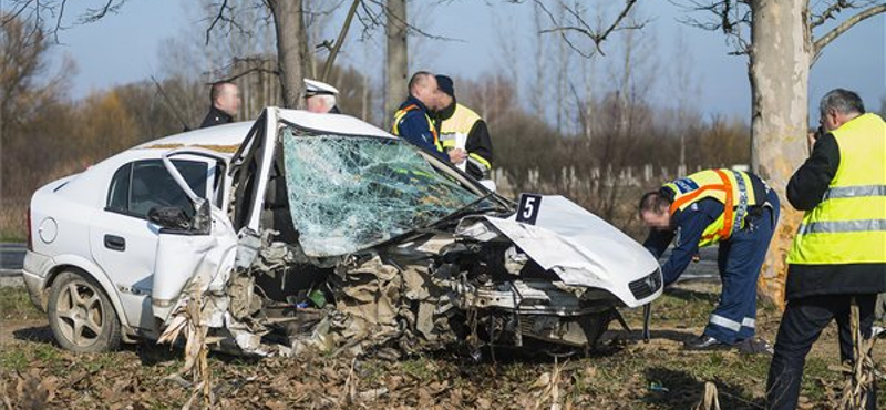 Fotó: szinte megsemmisült az apagyi balesetben részt vevő autó