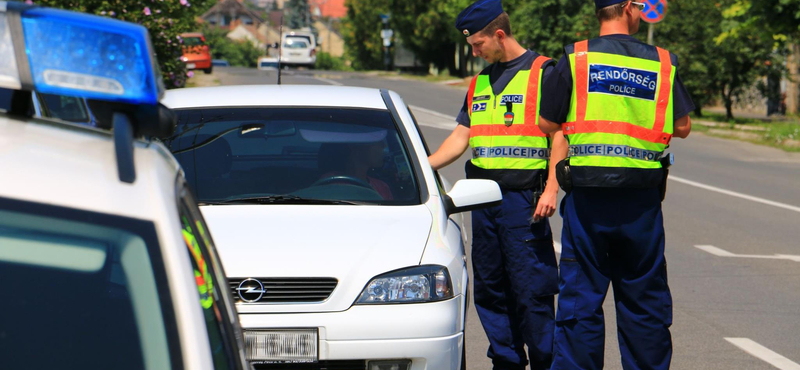 Különösen odafigyelnek a rendőrök a héten a vezetés közben mobilozókra