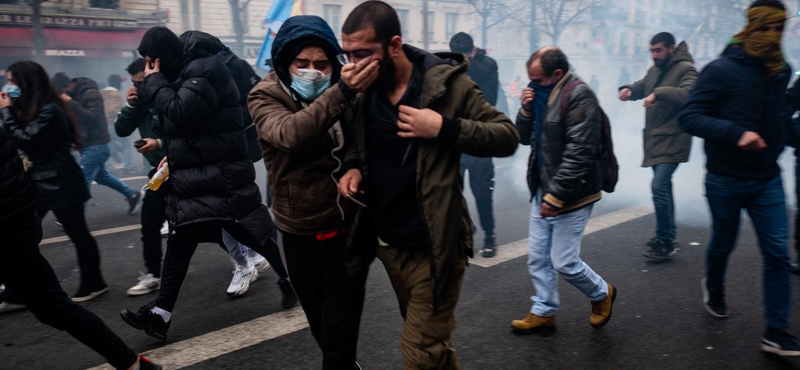 Szombaton is zavargások voltak Párizsban a pénteki gyilkosságok miatt