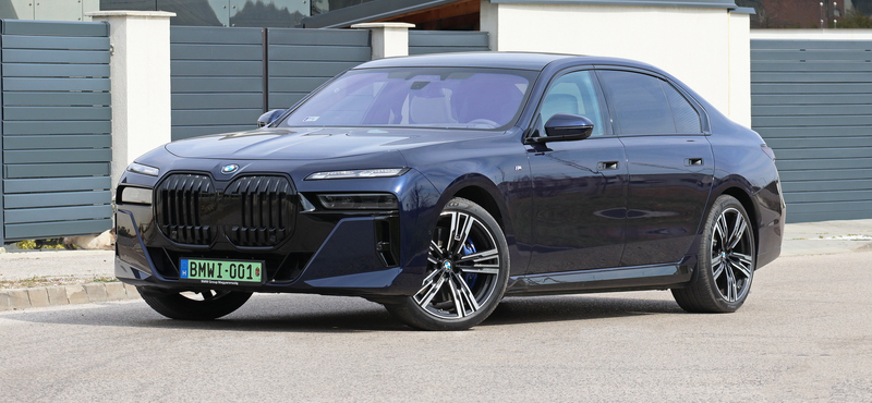 Darth Vader lelke hófehér: teszten a hangparancsra ajtót nyitó marcona villanyautó, a BMW i7