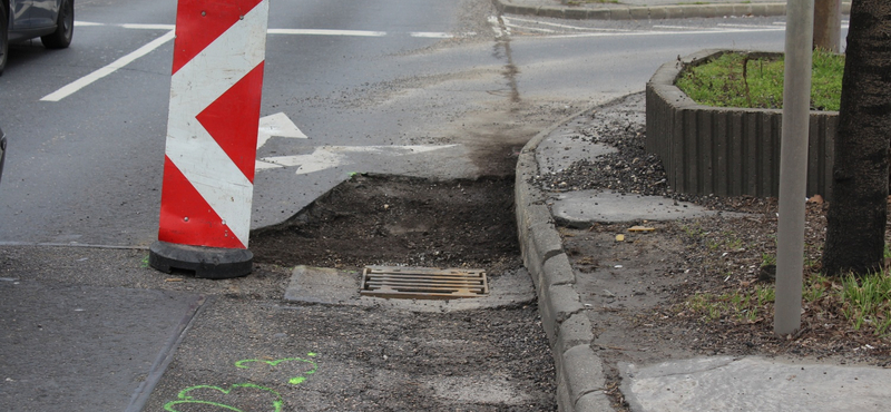 Fél sávot elfoglaló kátyúkban vergődnek a metrópótló buszok