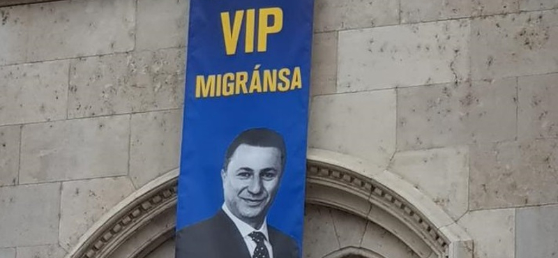 „Orbán VIP migránsa” - hatalmas Gruevszki-molinót lógattak ki a Parlament ablakán