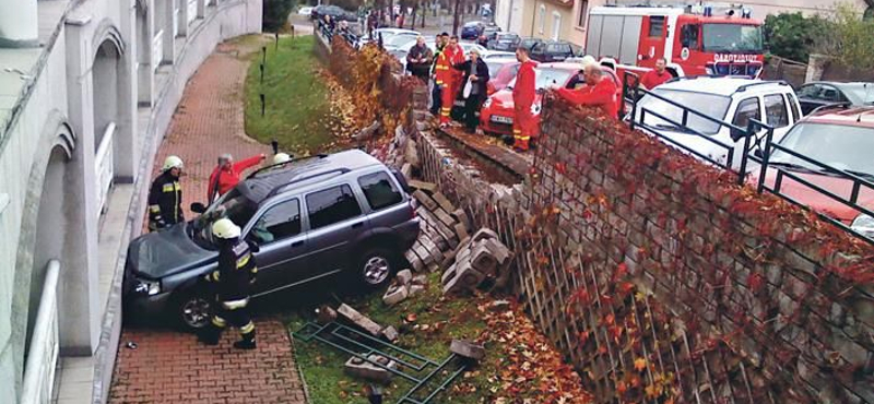 Egymillió forintba került a kerítést átszakító parkolás