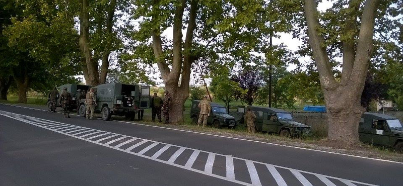 Fotók: Sok katona érkezett a röszkei határra