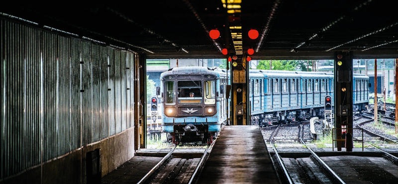 Vitába keveredett a kormány az EU bankjával a metrókocsik miatt