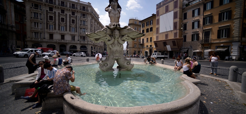 Róma kiakad: divat lett a Piazza Navona kútjában meztelenkedni