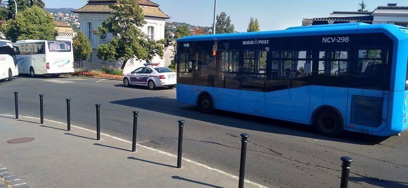 Napok óta tévelyegnek a lezárások miatt a turistabuszok a Várban