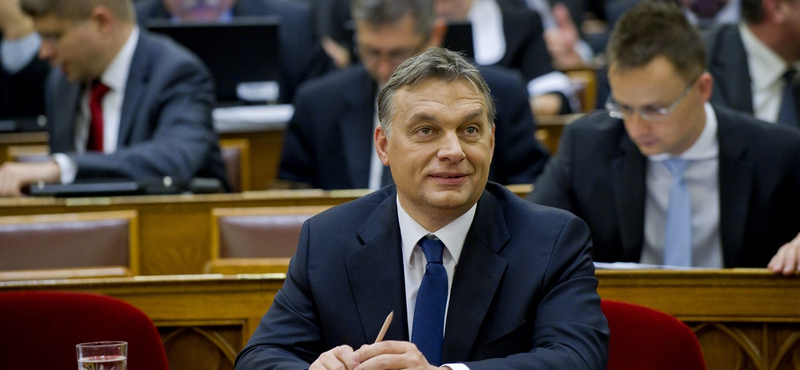 Orbán adóemeléssel védte meg az adócsökkentést