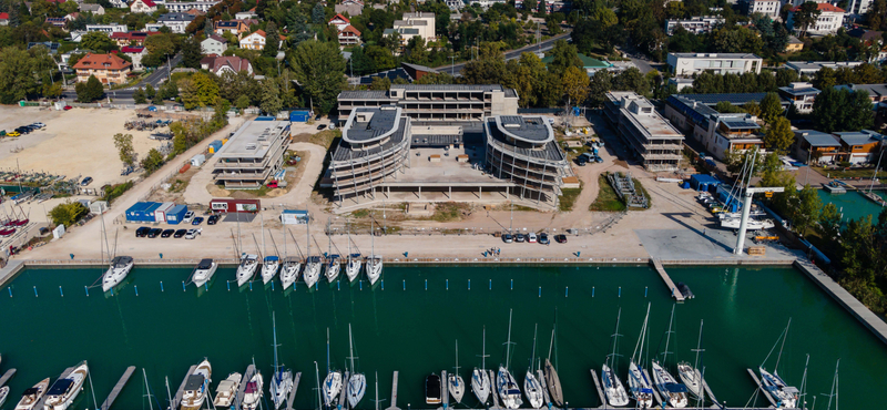 Kigyulladt egy hajó Balatonfürednél