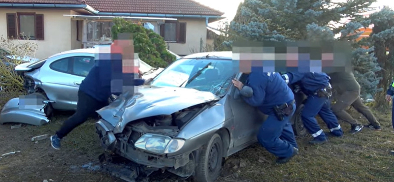 Öt autót rongált meg egy kertbe csapódó Renault