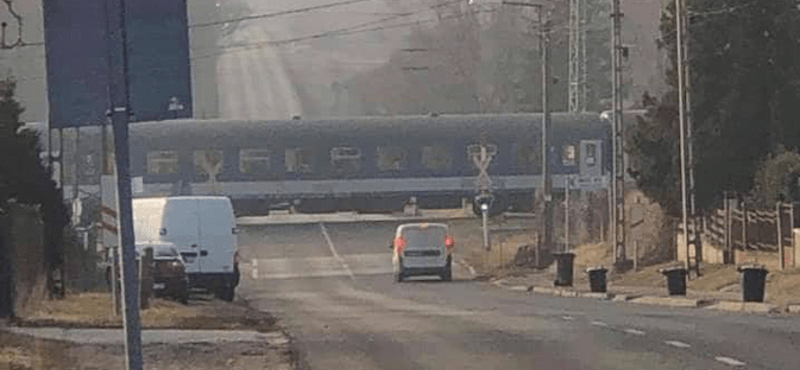 Szabad az átjáró, fehér a jelzőfény, és közben mégis jött a vonat Pécsett – fotó