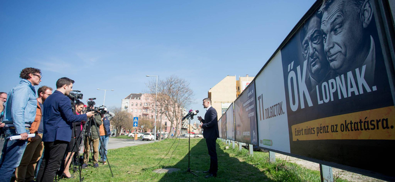 Lopnak! Fekete-fehér jobbikos plakátok támadják Orbánékat