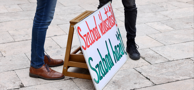 Rendőrség: a keddi tüntetés után vonuló tömegből egy férfi megrongált egy kisteherautót az Erzsébet hídnál
