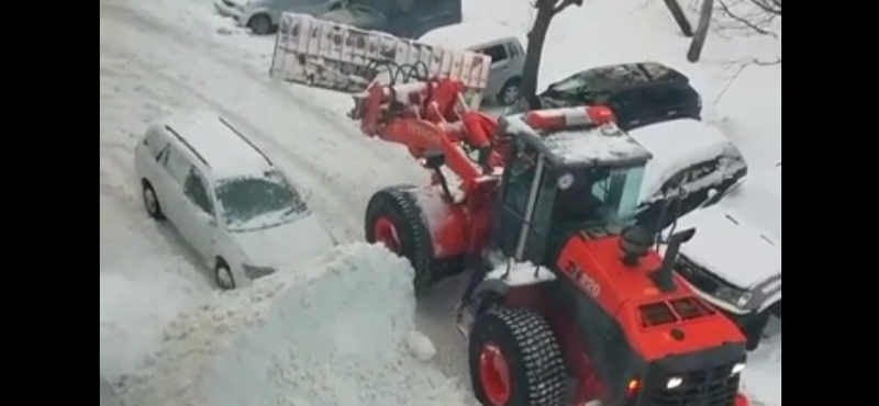 Mit kezdjen a szabálytalanul parkoló autóval a hókotró? - videó