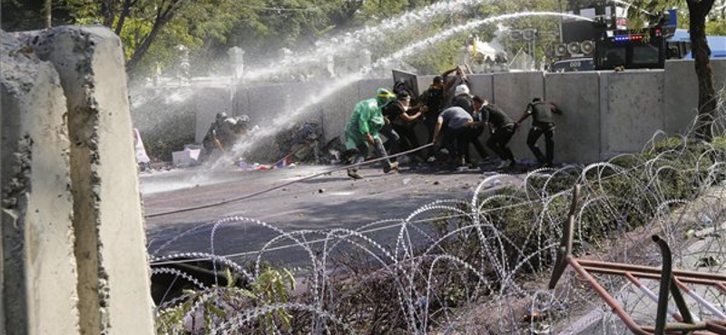 Behatoltak a thaiföldi kormánypalotába a tüntetők