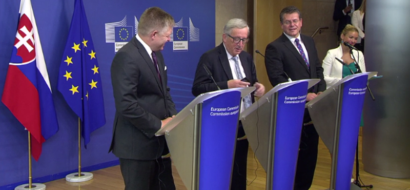 Telefonos poénnal szórakoztatta Juncker az újságírókat – videó