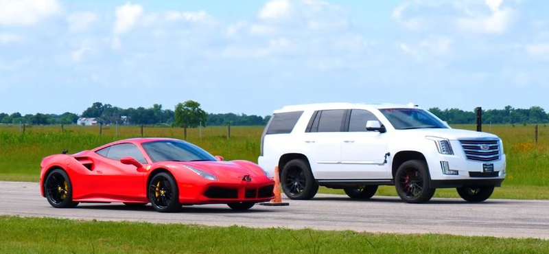 Simán lelépi a Cadillac Escalade a Ferrari 488-at – videó