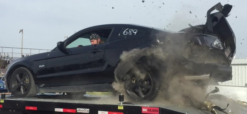 Ennyi maradt a Mustangból, miután felrobbant a kereke a fékpadon – videó