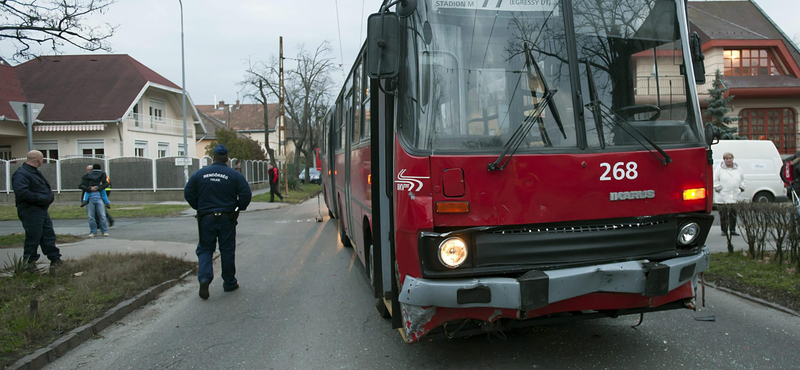 Karambolozott a 77-es troli – fotók