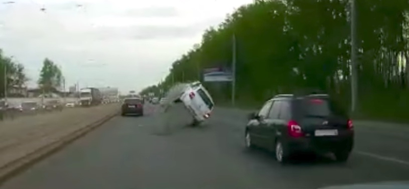 Ez van, ha ellopják a csatornafedőt, az autós pedig ráhajt a lyukra – videó