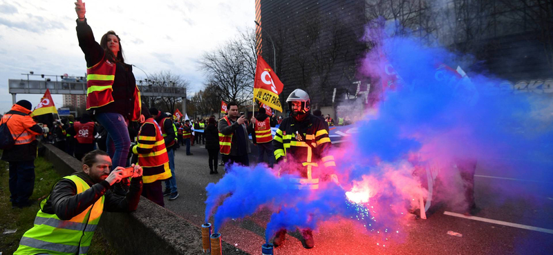 Felforgatták Párizs belvárosát a Macron nyugdíjreformja ellen tüntetők – videók 