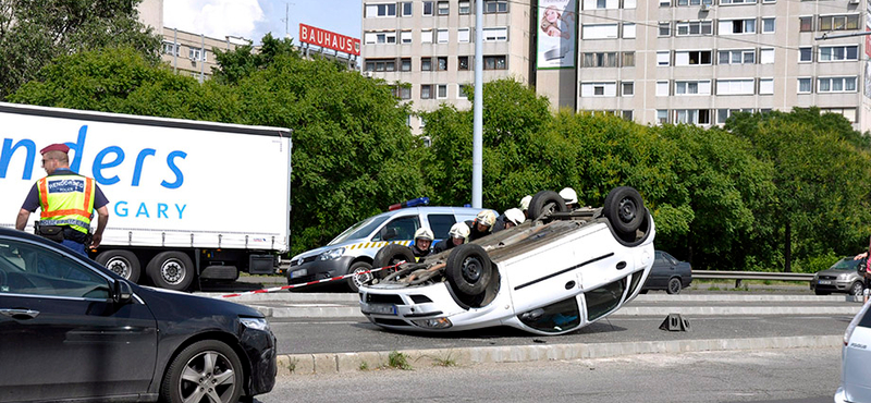 Fotó: A padkán kötött ki egy fejreállt autó az Árpád hídon