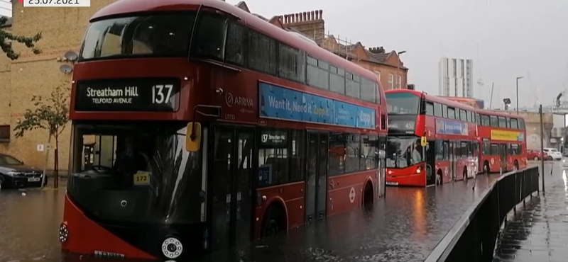 Annyi eső esett, hogy inkább a buszokon várakoztak a vész elmúltára a londoniak - videó