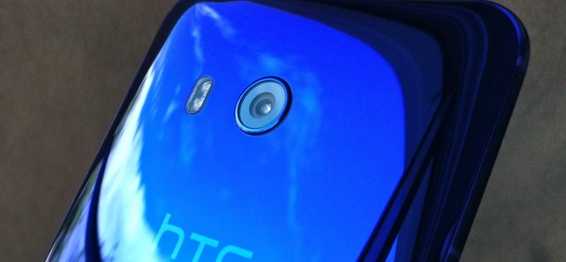 Marokra szorítottuk a világ első összenyomható mobilját – itt a HTC U11